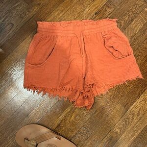 4 pockets and a drawstring